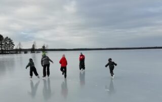 Luistelua järvenjäällä